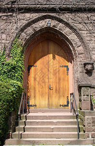 教堂入口处的门图片