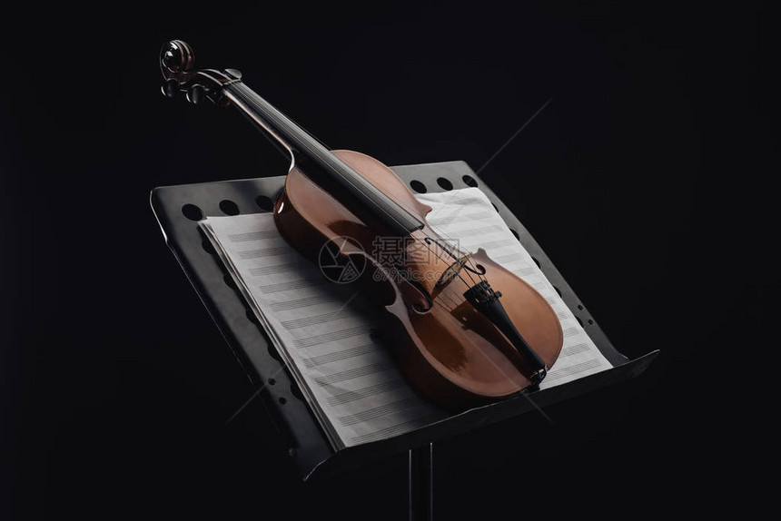 经典木制大提琴在黑纸上隔离的站台图片