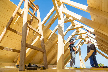 屋顶建筑商安装预制木屋顶建筑图片