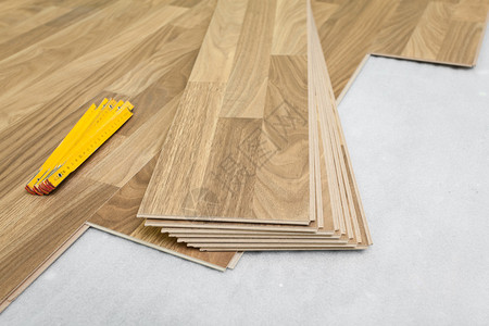 安装木质复合地板图片