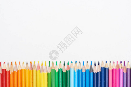 用削尖的彩色铅笔在白色上隔离的彩虹光谱图片