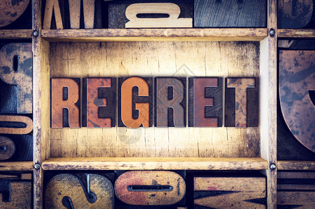 regret这个词是用古老的木质纸背景图片