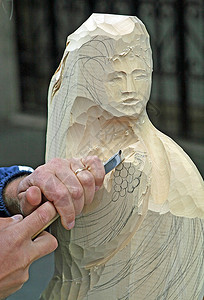 雕刻木雕的刻家图片