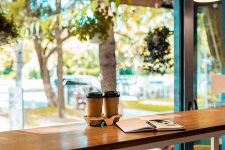 纸杯两咖啡咖啡柜台用笔图片