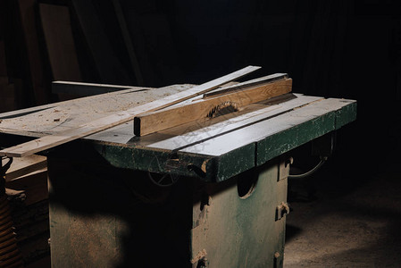 木制车间圆锯和材料的近景图片