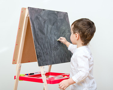 在黑板上画的小男孩图片
