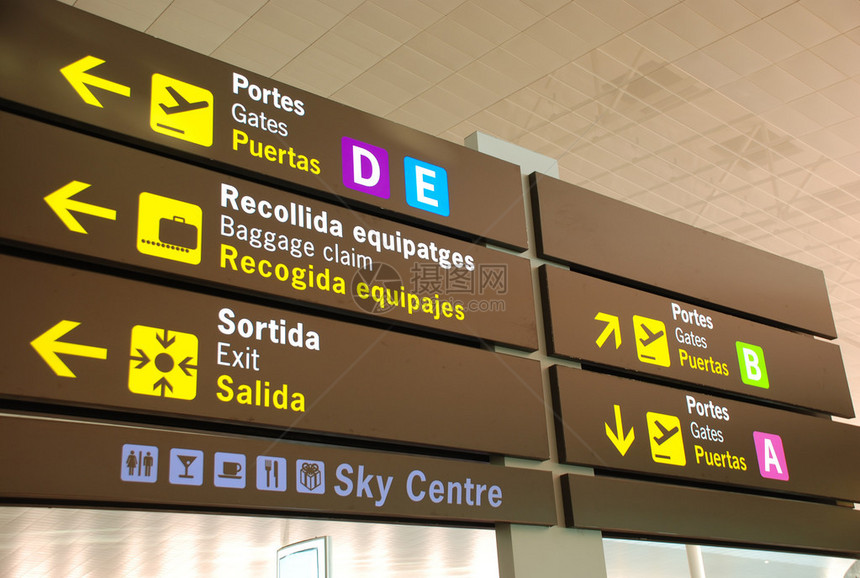 在巴塞罗那机场的机场标志图片
