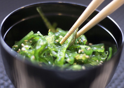 日本餐馆寿司东方海藻寿司Comowakame食品盘在碗和传统的图片