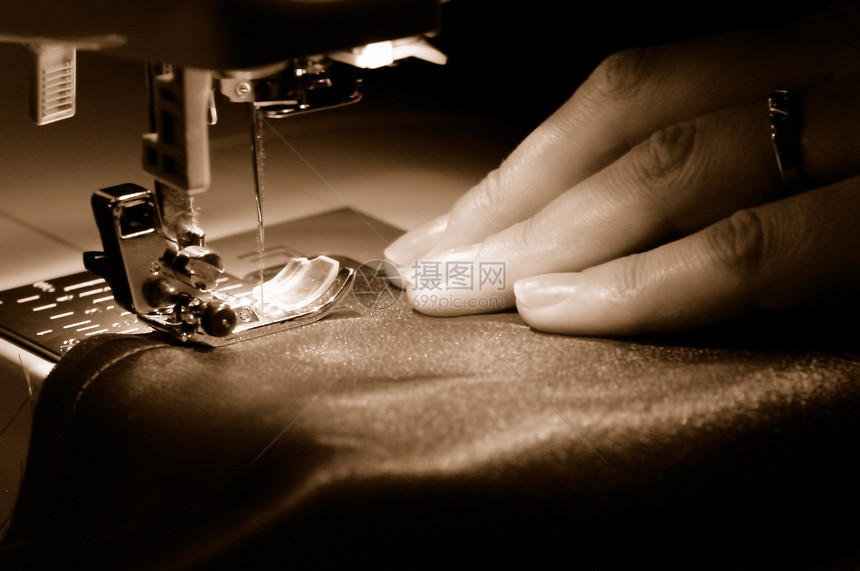 在缝纫机上缝制材料图片