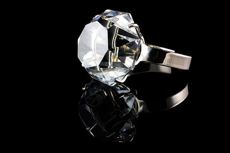 黑色背景上的钻石戒指背景图片