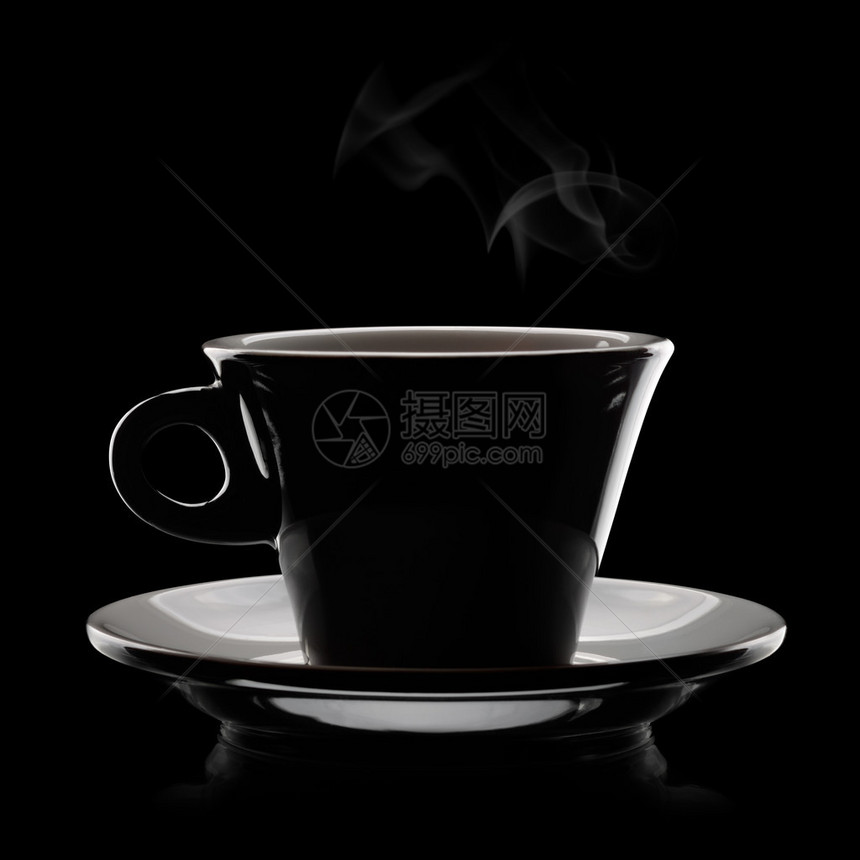 黑色背景上的黑咖啡杯低调图片