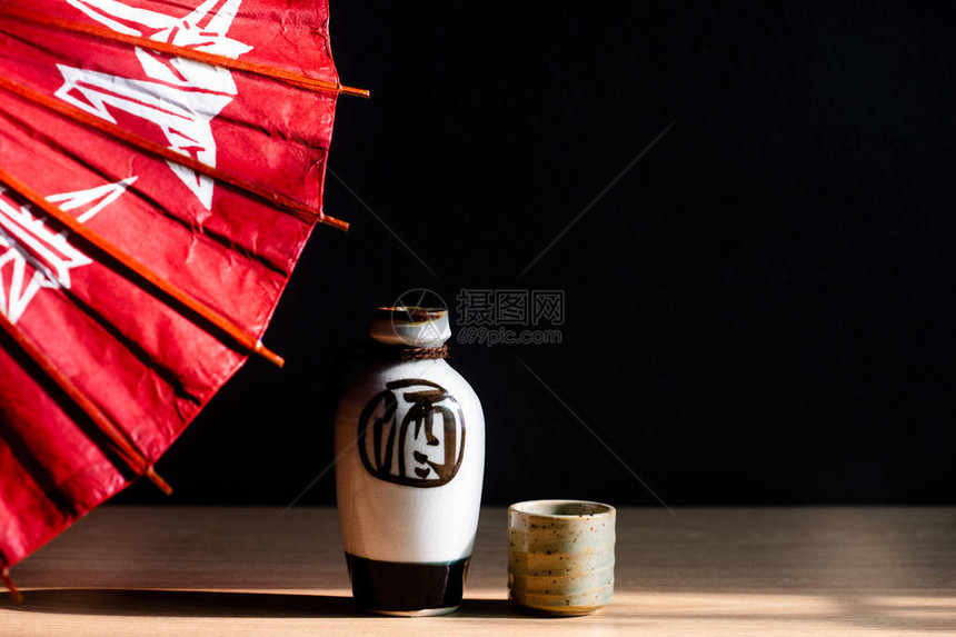 日本清酒饮用套装的特写图片