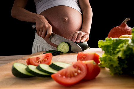 孕妇准备切健康蔬菜图片