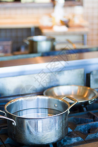 在燃气灶上烹饪锅碗瓢盆图片