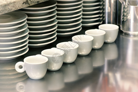 小型咖啡杯排在金属餐厅或咖啡厅柜台图片