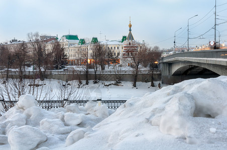 乌姆斯克俄罗斯对小镇和冬天冷冻的图片