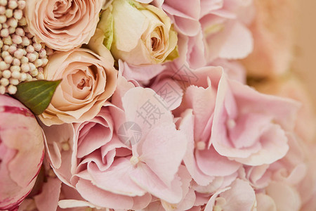 盛满玫瑰和粉红色的花束背景图片