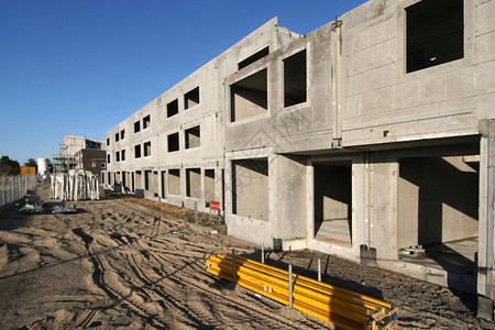 在郊区建造房屋图片