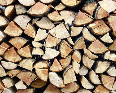 一小堆柴火堆成的原木图片