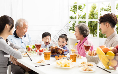 快乐的亚洲家庭在家吃饭图片