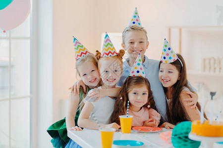 五个友好的小孩穿着节庆金冠拥抱和拍照一起玩游戏庆祝生日表达喜悦在欢图片