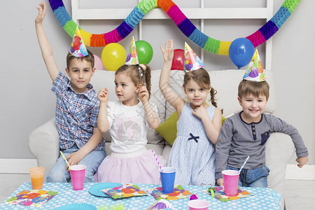 孩子们在生日派对上玩得开心生日快乐图片