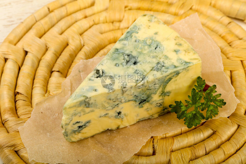 欧芹蓝纹奶酪的近景图片