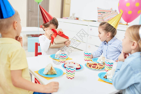 玩谜游戏的孩子们想猜自己朋友坐在喜宴桌旁时礼图片