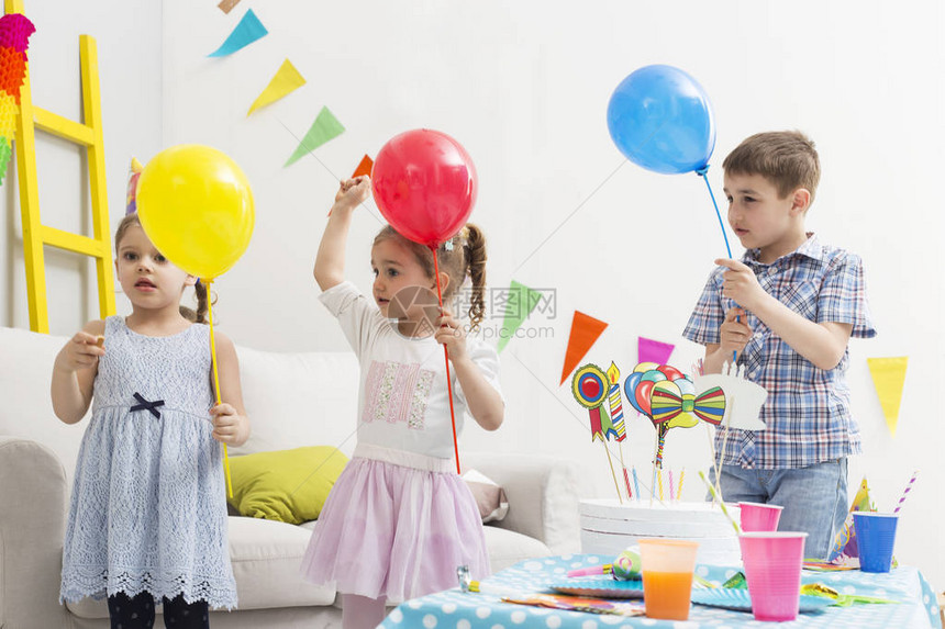 孩子们在生日派对上玩得开心生日快乐图片