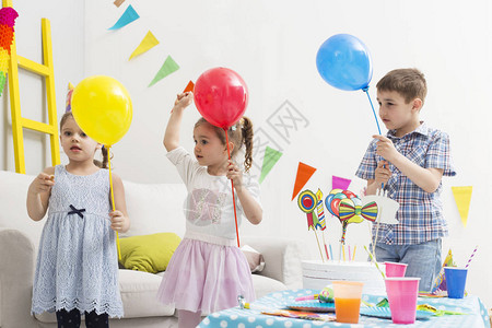 孩子们在生日派对上玩得开心生日快乐图片