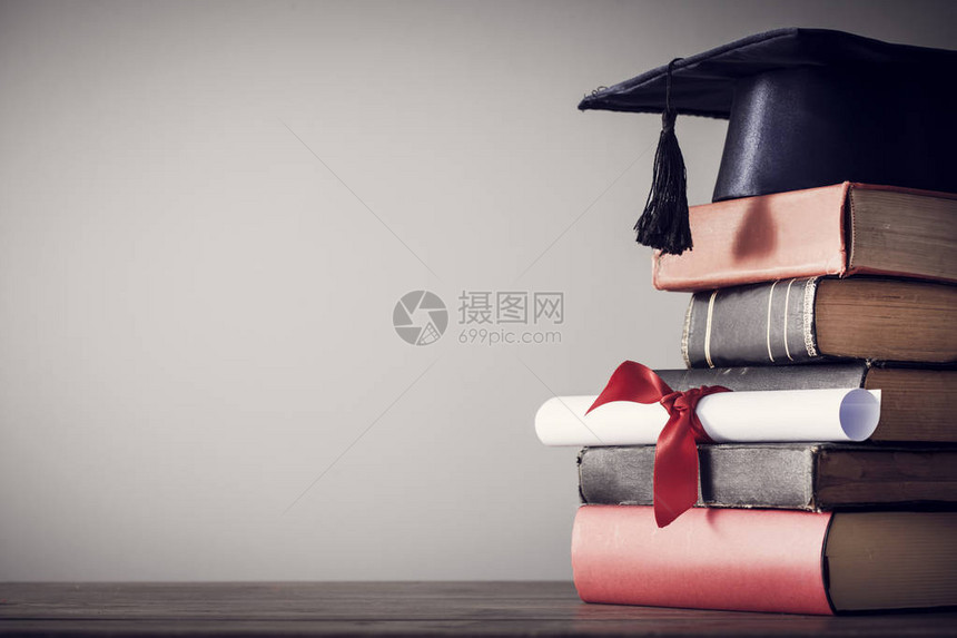 毕业帽子和毕业文凭有图片