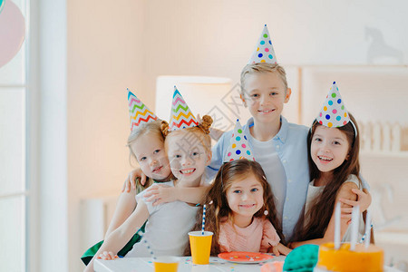 一群可爱的孩子戴着派对帽图片