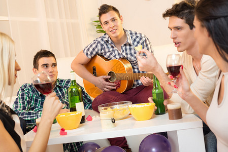 一小群年轻人在家聚会图片