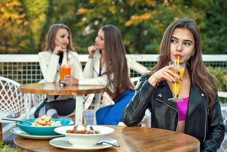 女朋友锻炼后在咖啡馆吃饭新鲜的果汁和沙拉在桌子上理念图片