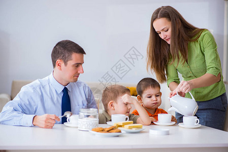 在家一起吃早餐的幸福家庭图片
