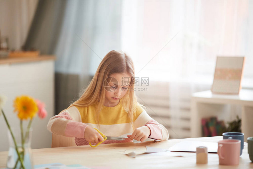 可爱女孩的肖像为母亲节或情人节制作假日卡片图片