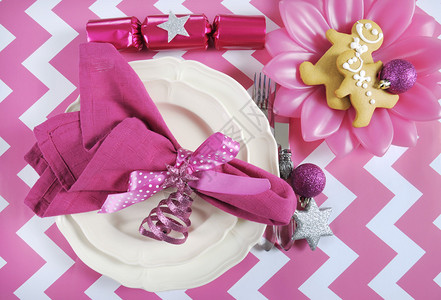 充满鲜艳色彩的现代圣诞儿童家庭聚会桌将粉红色和白色主题设置在切夫伦条图片