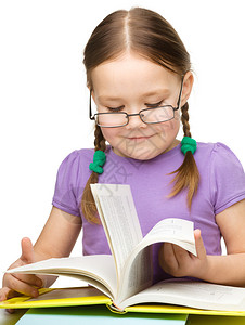 可爱的小女孩读书时戴眼镜孤图片