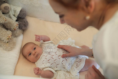 新生儿可爱的宝躺在婴儿床图片
