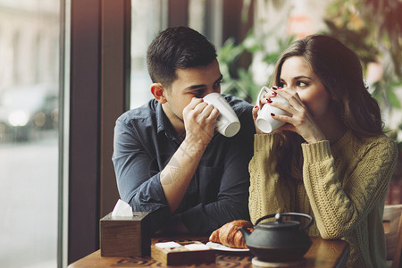 爱的情侣喝咖啡图片