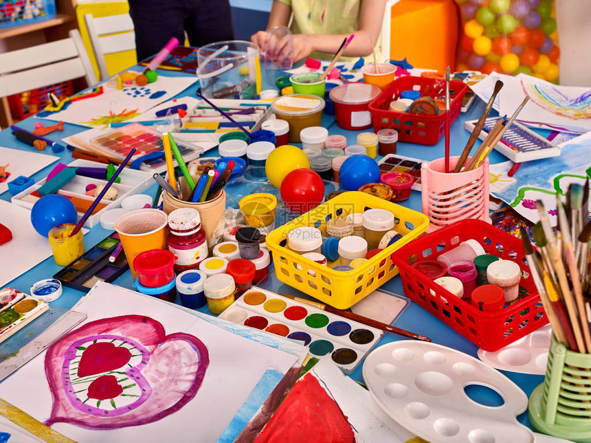 幼儿园用画笔和室内老师的桌子学龄前班等待孩子桌上有很多物品的游戏室教育儿童创造力的艺图片