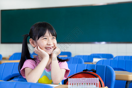 教室里快乐的小女孩图片