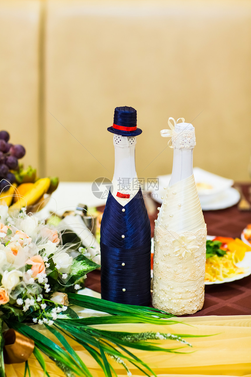 婚礼当天的香槟瓶美丽的装饰图片