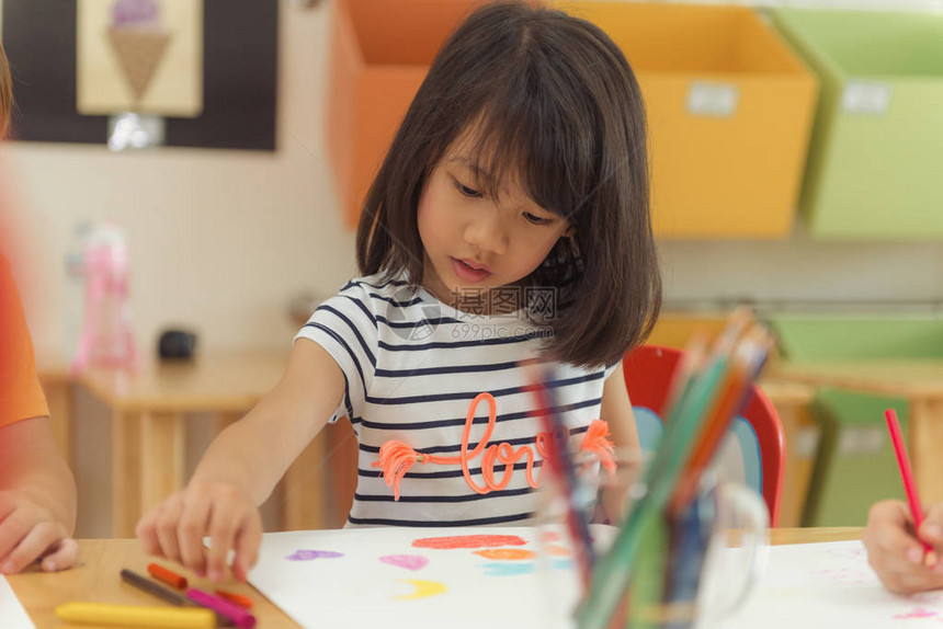 幼儿园教室学龄前和儿童教育概念中的女孩绘画彩色铅笔图片