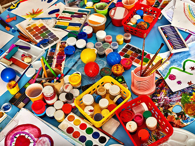 一切为了人民带画笔的幼儿园桌子学龄前班等待孩子游戏室与桌子上的对象艺术室的顶视图创意手工材料一切为了孩子背景