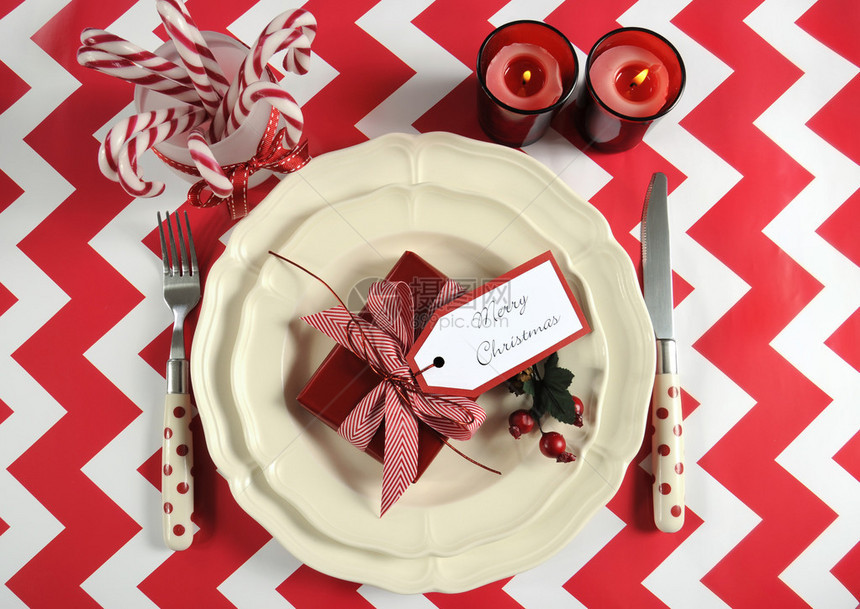 充满鲜艳色彩的现代圣诞儿童家庭聚会桌将红白主题设置在切夫兰条纹图片