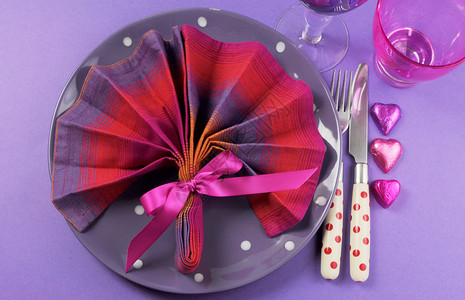 花哨的粉红色和紫色餐桌设置图片