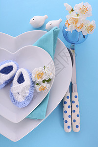 蓝色的男孩主题婴儿淋浴桌位置与心脏形状板搭配在图片