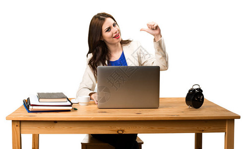 商业妇女用笔记本电脑工作图片