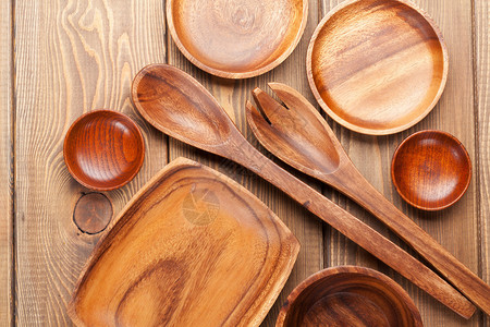 木制厨房用具在木制桌背景和图片
